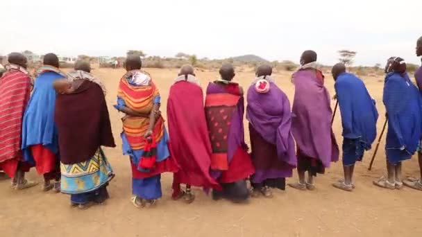 NGORONGORO, TANZANNIA - GRUDZIEŃ 29, 2019: Taniec masajski. Masai wykonują tradycyjny taniec, aby powitać gości w swojej wiosce w pobliżu krateru Ngorongoro. — Wideo stockowe
