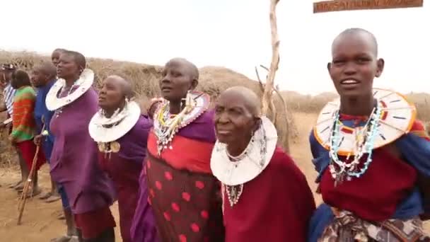 NGORONGORO, TANZANNIA - DEC 29, 2019: Masajský tanec. Masai předvést tradiční tanec přivítat návštěvníky ve své vesnici v blízkosti kráteru Ngorongoro. — Stock video
