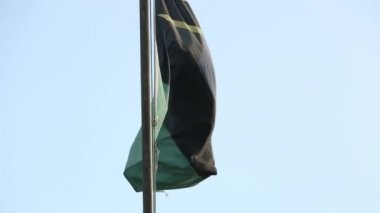 Tanzanya bayrağı Tanzanya, Afrika 'da güpegündüz rüzgarda dalgalanıyor.