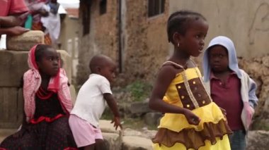 Zanzibar, Tanzanya - 15 Temmuz 2019: Kafası tıraşlı Afrikalı çocuk yukarı bakıyor, büyük ciddi gözler.