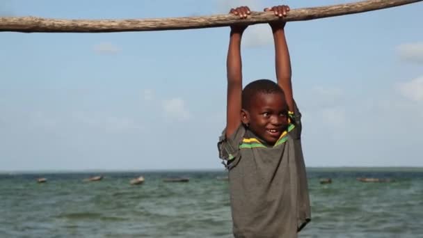 Занзібар (Танзанія) 15 липня 2019 року: африканська дитина з голеним головою, дивлячись вгору, великими серйозними очима.. — стокове відео
