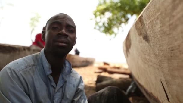 Zanzíbar, Tanzania - 12 de diciembre de 2019: Masai africano vestido con ropa tradicional . — Vídeo de stock