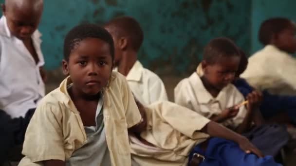 Sansibar, Tansania - 15. Juli 2019: Afrikanisches Kind mit rasiertem Kopf, großen ernsten Augen. in einer Kinderschule — Stockvideo