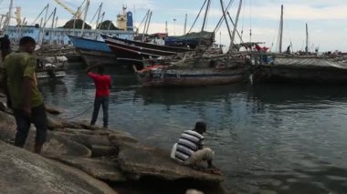 Zanzibar, Tanzanya - Kasım 04, 2019: Afrikalı balıkçılar balıkçı tekneleri boşaltıyorlar.