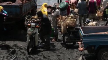 Zanzibar, Tanzanya - Kasım 04, 2019: Afrikalı balıkçılar balıkçı tekneleri boşaltıyorlar.