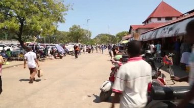 Zanzibar, Tanzanya - Kasım 04, 2019: Yerel sokak gıda pazarındaki Afrikalılar.