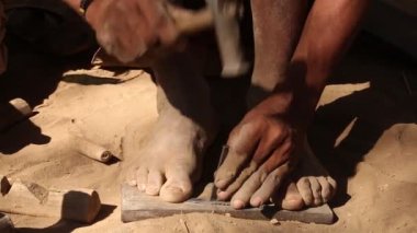 Masai 'nin silahlarını bileyen adamlarının yakın çekimi. tanzanya yakın çekim