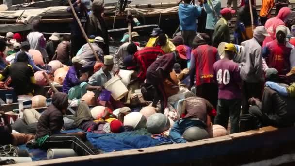 Zanzibar, Tanzânia - 04 de novembro de 2019: pescadores africanos descarregam barcos de peixe . — Vídeo de Stock