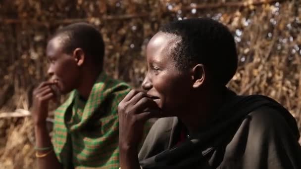 Zanzíbar, Tanzania - 15 de julio de 2019: Niño africano con la cabeza afeitada mirando hacia arriba, grandes ojos serios . — Vídeo de stock