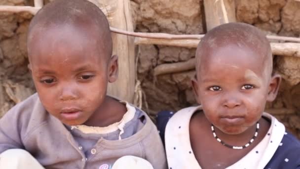 Zanzíbar, Tanzania - 15 de julio de 2019: Niño africano de zanzíbar, tanzania con la cabeza afeitada mirando hacia arriba, grandes ojos serios . — Vídeos de Stock