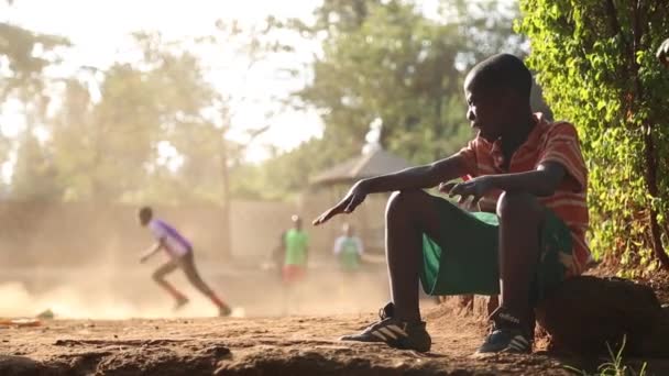 Sansibar, Tansania - 15. Juli 2019: Afrikanisches Kind von Sansibar, Tansania, mit rasiertem Kopf nach oben blickend, große ernste Augen. — Stockvideo