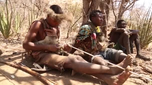 Ngorongoro, TANZANIA - 18 DE FEBRERO: Primer plano de hombres masai afilando armas . — Vídeos de Stock