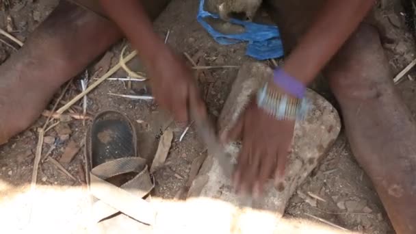マサイ族の兵が武器を研ぎ澄ました。手 — ストック動画