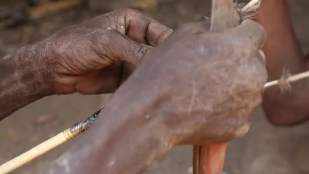 Close-up van Masai mannen die wapens slijpen. hand — Stockvideo