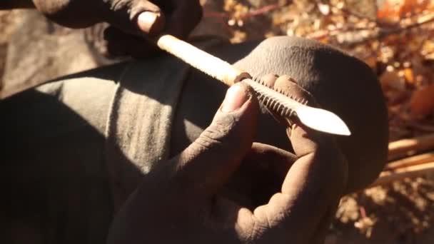 Ein unbekannter Hadzabe-Buschmann mit Pfeil und Bogen bei der Jagd auf den vom Aussterben bedrohten Hadzabe-Stamm. — Stockvideo