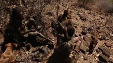 Ngorongoro, TANZANIA - 18 Şubat 2019 'da Tanzanya' da avlanırken yay ve okla tanınmayan bir Hadzabe bushman. Hadzabe kabilesi yok olma tehlikesiyle karşı karşıya..