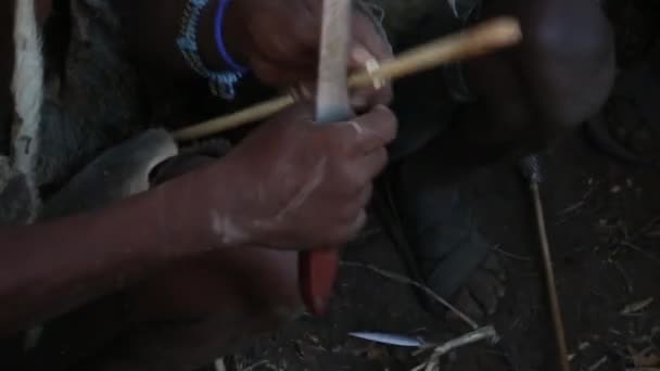 Un hombre de bosque Hadzabe no identificado con arco y flecha durante la caza tribu Hadzabe amenazada de extinción . — Vídeo de stock