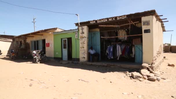 Zanzibar, Tanzania - november 04, 2019: Afrikaner på den lokala gatumarknaden på ön Zanzibar, Tanzania, östra Afrika. — Stockvideo