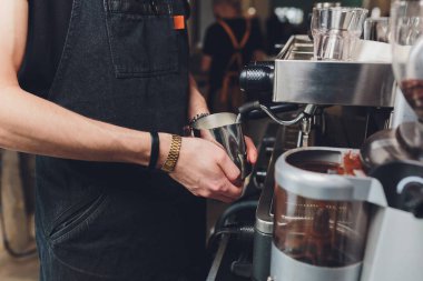Barista kahvesinde espresso hazırlıyor..