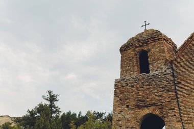Kazbegi Stepancminda köyü yakınlarındaki Tsminda Sameba Kilisesi, Gürcistan, Kafkasya.