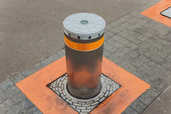 Primer plano de aparcamiento automático que se extiende pilar, barrera en el puente de zona solo peatonal, acera. impedir la conducción de vehículos, ataque terrorista. multitud de personas borrosas en el fondo. enfoque selectivo . — Foto de Stock