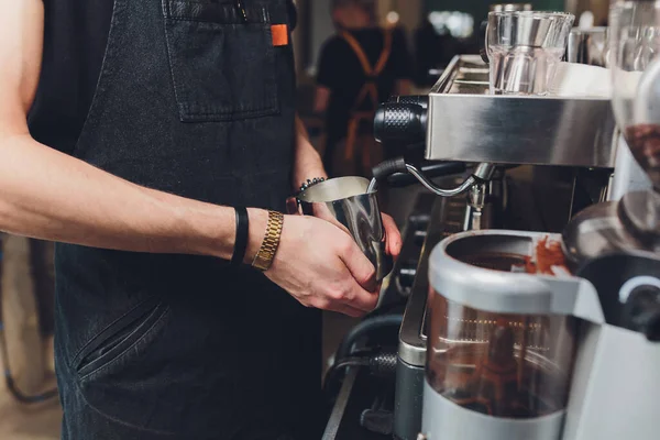 Barista prepara café expresso em sua cafeteria . — Fotografia de Stock
