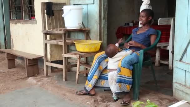 坦桑尼亚桑给巴尔- 2019年11月4日：坦桑尼亚桑给巴尔岛当地街头粮食市场上的非洲人. — 图库视频影像