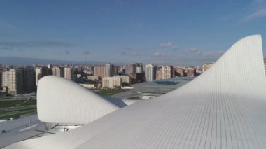 Heydar Aliyev Merkezi. Zaha Hadid tarafından tasarlandı. Merkezde bir konferans salonu, galeri ve müze var. Bakü.