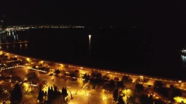 Bakü şehrinin gece manzarası. Şehir manzarası yukarıdan. Gece şehir manzaralı gezinti güvertesi. Deniz kenarındaki gece manzarası. Gece ışıkları. Sokak ışıkları. Bakü 'nün geceleri şehir manzarası..