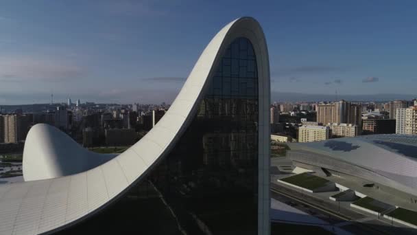 Heydar Aliyev Merkezi. Zaha Hadid tarafından tasarlandı. Merkezde bir konferans salonu, galeri ve müze var. Bakü. — Stok video