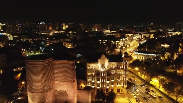 Vista nocturna de la ciudad de Bakú. Vista de la ciudad desde arriba. City view night Promenade at night (en inglés). Vistas a la costa nigth desde arriba.Luces nocturnas Luces brillantes de la ciudad.luces de la ciudad vista de pájaro paisaje urbano en las noches de Bakú . — Vídeos de Stock