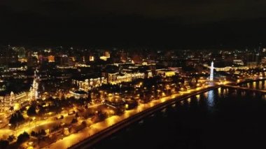 Bakü şehrinin gece manzarası. Şehir manzarası yukarıdan. Gece şehir manzaralı gezinti güvertesi. Deniz kenarındaki gece manzarası. Gece ışıkları. Sokak ışıkları. Bakü 'nün geceleri şehir manzarası..