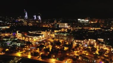 Bakü şehrinin gece manzarası. Şehir manzarası yukarıdan. Gece şehir manzaralı gezinti güvertesi. Deniz kenarındaki gece manzarası. Gece ışıkları. Sokak ışıkları. Bakü 'nün geceleri şehir manzarası..