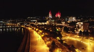 Bakü şehrinin gece manzarası. Şehir manzarası yukarıdan. Gece şehir manzaralı gezinti güvertesi. Deniz kenarındaki gece manzarası. Gece ışıkları. Sokak ışıkları. Bakü 'nün geceleri şehir manzarası..
