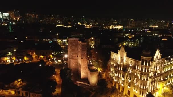 Vedere de noapte a orașului Baku. Privire spre oraș de sus. Noaptea cu vedere la oraș Promenadă noaptea. Litoralul nigth vederi de sus. Lumini de noapte Lumini luminoase. Lumini de oraș stradale priveliște pasăre peisaj oraș la nopțile din Baku . — Videoclip de stoc