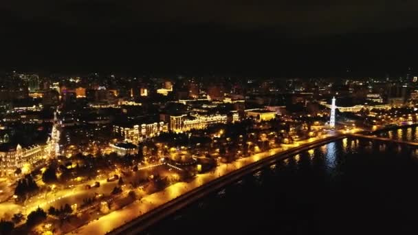 巴库市夜景。从上方俯瞰城市。夜市观景长廊.在巴库的夜晚，街上点亮了鸟瞰全城的风景. — 图库视频影像