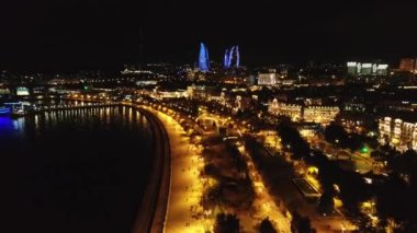 Bakü şehrinin gece manzarası. Şehir manzarası yukarıdan. Gece şehir manzaralı gezinti güvertesi. Deniz kenarındaki gece manzarası. Gece ışıkları. Sokak ışıkları. Bakü 'nün geceleri şehir manzarası..