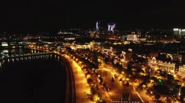 Bakü şehrinin gece manzarası. Şehir manzarası yukarıdan. Gece şehir manzaralı gezinti güvertesi. Deniz kenarındaki gece manzarası. Gece ışıkları. Sokak ışıkları. Bakü 'nün geceleri şehir manzarası..