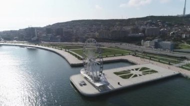 Dönme dolap manzarası. Akşamları eğlence parkı. Gece dönme dolap manzaralı. Bakü şehrinin manzarası. Bakü 'de ünlü dönme dolap gece silueti. Dönme dolap en iyi şehir ve gezinti manzarası.