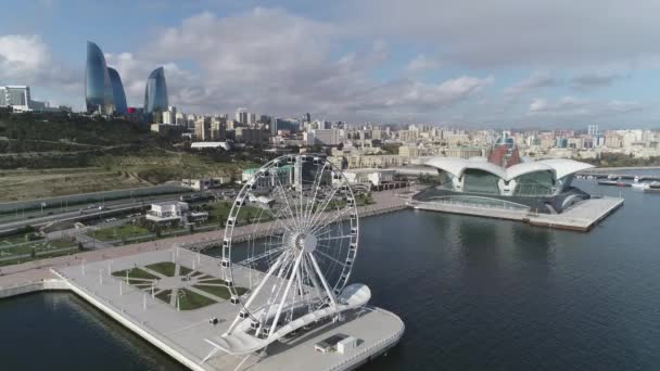 Vue de la grande roue. Parc d'attractions en soirée. Vue sur le toit de la grande roue la nuit. Vue sur la ville de Bakou. Célèbre silhouette de nuit grande roue à Bakou. Grande roue vintage meilleure vue sur la ville et la promenade . — Video