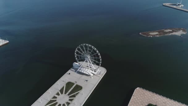 Vista de la noria. Parque de atracciones por la noche. Vista superior de la rueda de la fortuna por la noche. Vista de la ciudad de Bakú. Famosa silueta nocturna de noria Ferris en Bakú. Ferris rueda vintage mejor ciudad y vista al paseo marítimo . — Vídeo de stock