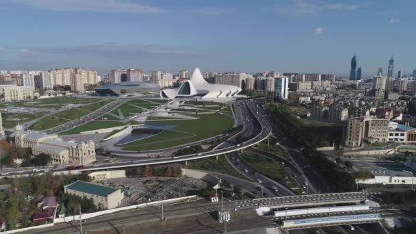 Heydar Aliyev Centrum. ontworpen door Zaha Hadid. In het centrum bevinden zich een conferentiezaal, galerie en museum. Baku. — Stockvideo