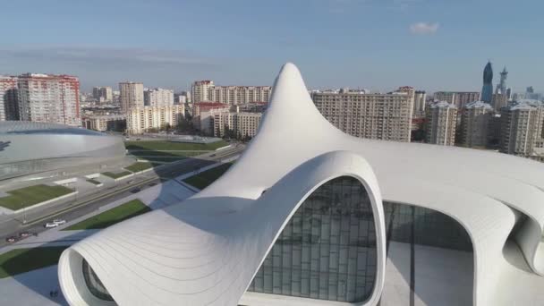 Центр Гейдара Алієва. Розроблений Заха Хадідом. У центрі розміщено конференц-зал, галерею та музей. Баку. — стокове відео