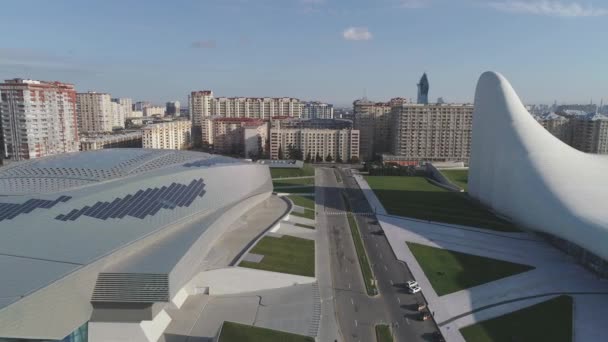 Heydar Aliyev Center. entworfen von Zaha Hadid. Das Zentrum beherbergt einen Konferenzsaal, eine Galerie und ein Museum. Baku. — Stockvideo