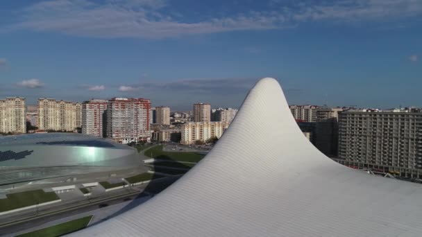 Středisko Heydar Alijev. navrhl Zaha Hadid. V centru se nachází konferenční sál, galerie a muzeum. Baku. — Stock video