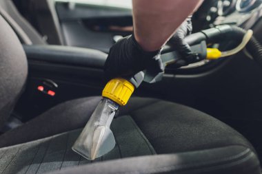 Araba iç tekstil koltukları. Kimyasal temizlik ve profesyonel çıkarma metodu. Erken bahar temizliği ya da düzenli temizlik.