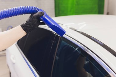 Araba iç tekstil koltukları. Kimyasal temizlik ve profesyonel çıkarma metodu. Erken bahar temizliği ya da düzenli temizlik.