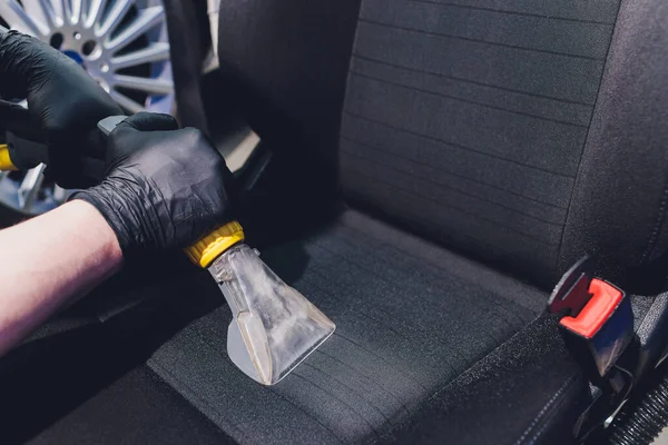 Αυτοκίνητο εσωτερικό υφασμάτινα καθίσματα χημικός καθαρισμός με επαγγελματική μέθοδο εξαγωγής. Καθαρισμός κατά την άνοιξη ή τακτικός καθαρισμός. — Φωτογραφία Αρχείου