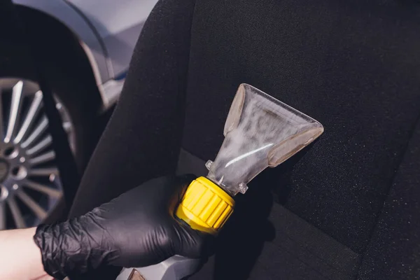 Sièges textiles intérieurs de voiture nettoyage chimique avec méthode d'extraction professionnelle. Nettoyage précoce du printemps ou nettoyage régulier. — Photo