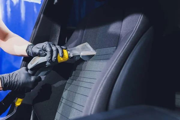 Wnętrze samochodu tekstylne fotele czyszczenie chemiczne metodą profesjonalnego ekstrakcji. Wczesne wiosenne sprzątanie lub regularne sprzątanie. — Zdjęcie stockowe